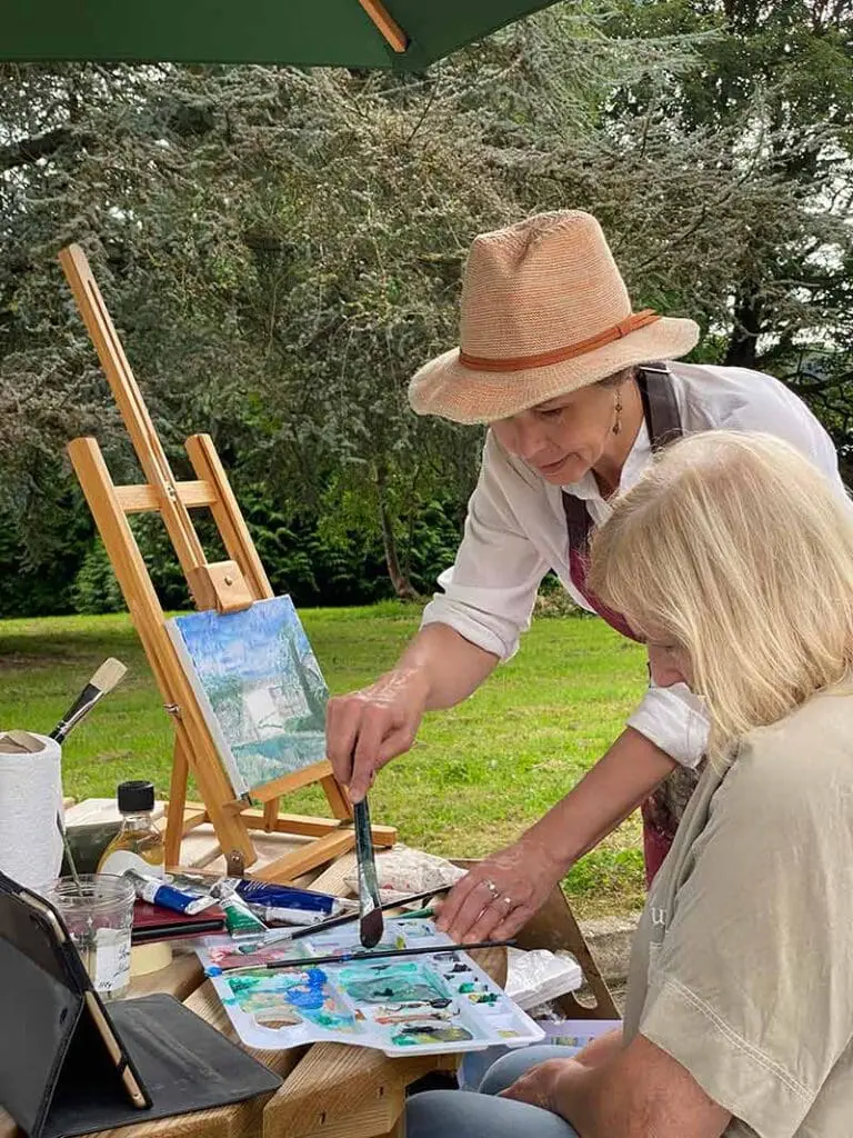 Sinéad Smyth teaching oil painting outdoors